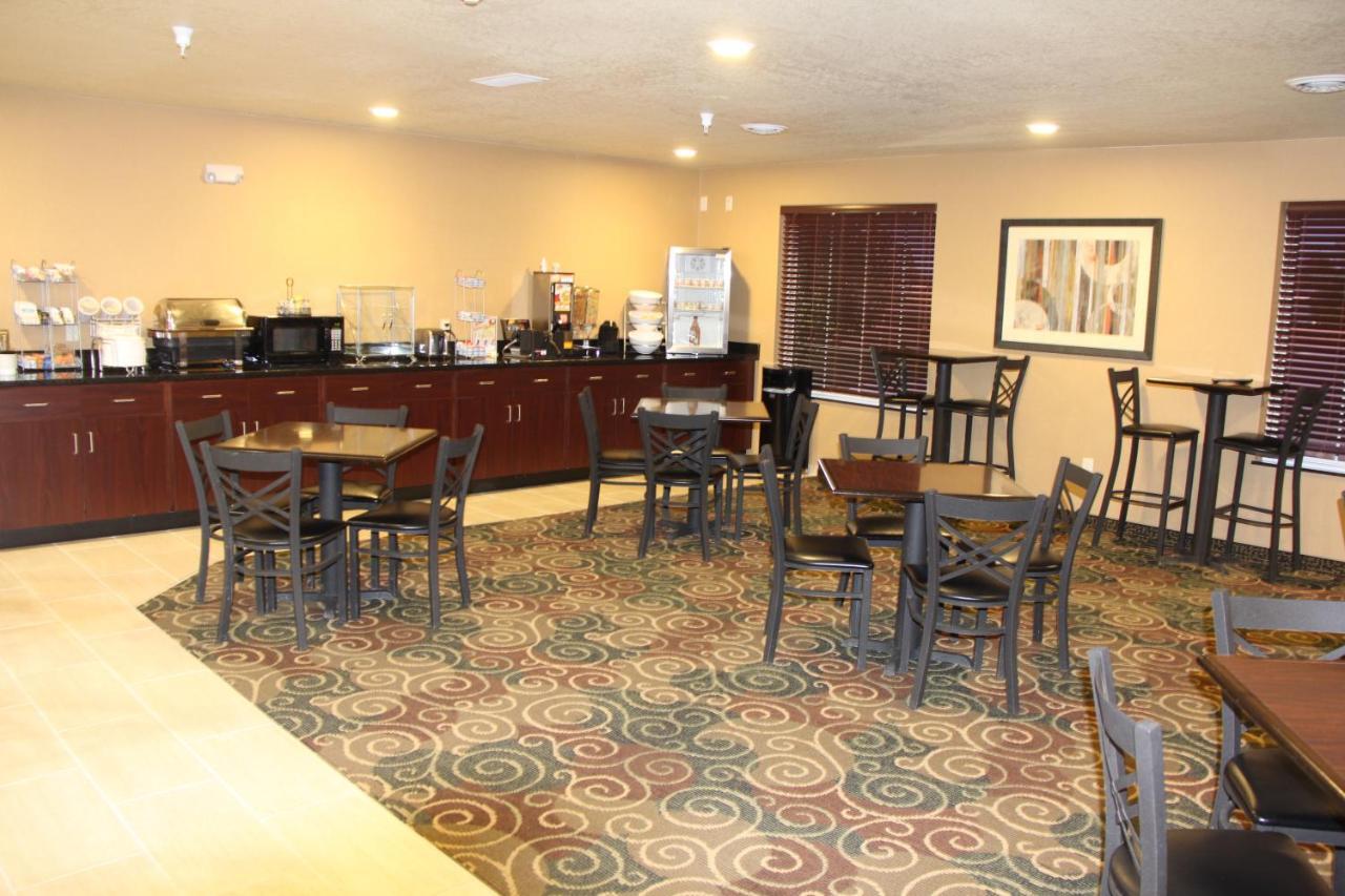 Castle Rock Inn & Suites - Quinter מראה חיצוני תמונה